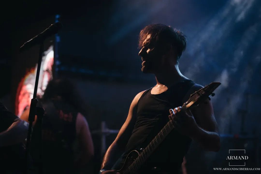 Mur.Doc 104 guitarist silhouette