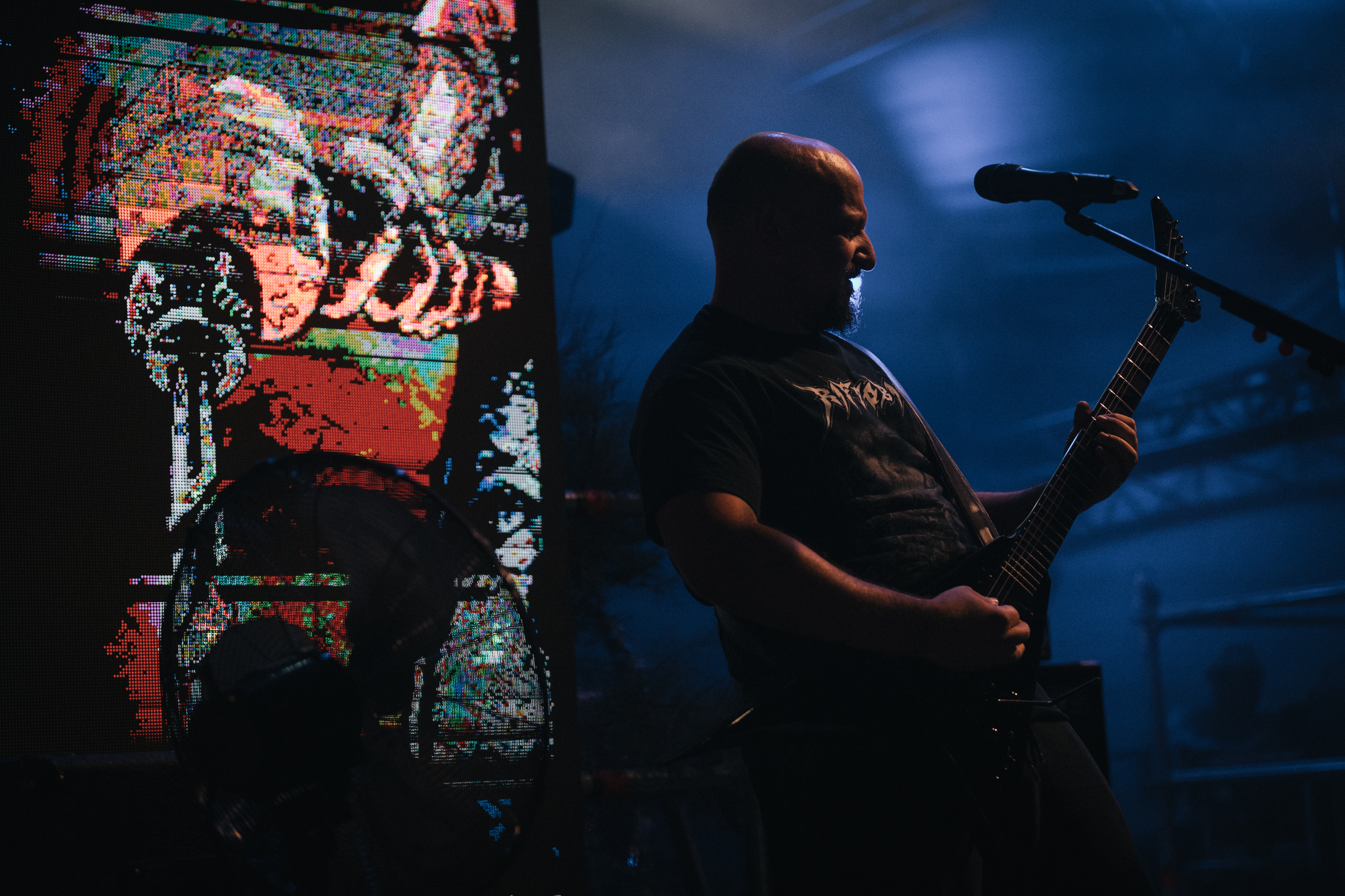 Mur.Doc 104 guitarist performing